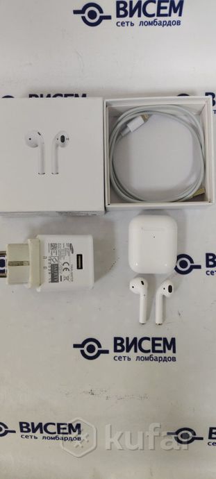 Наушники Apple AirPods 2 в зарядном футляре